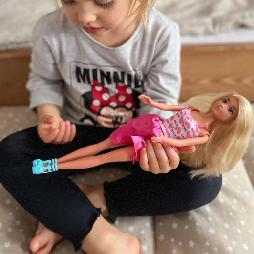Muñeca mamá con cabello que se puede peinar
