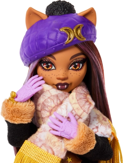 Clawdeen Wolf con estilo invernal y accesorios