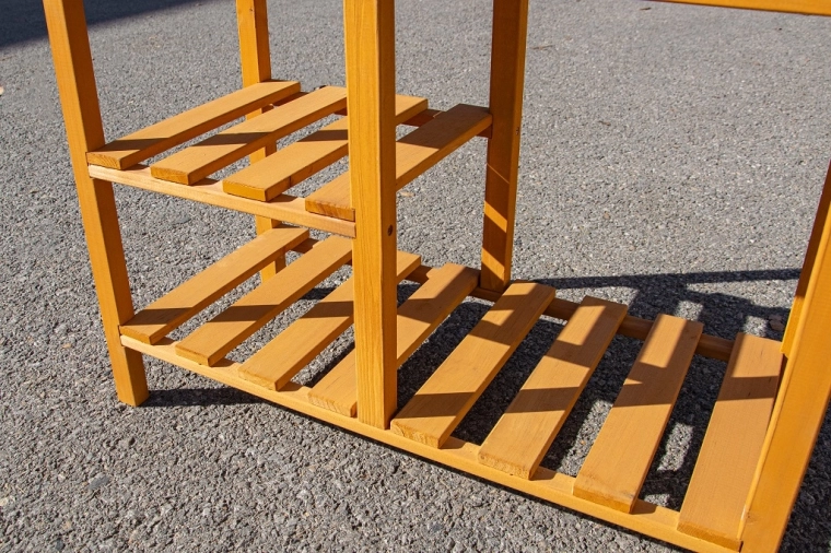 Estantes abiertos y amplios y ganchos