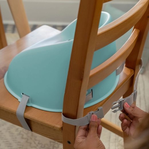 Fijación sencilla a una silla de comedor normal