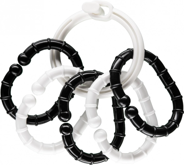 Anillas en blanco y negro con colgantes para bebés