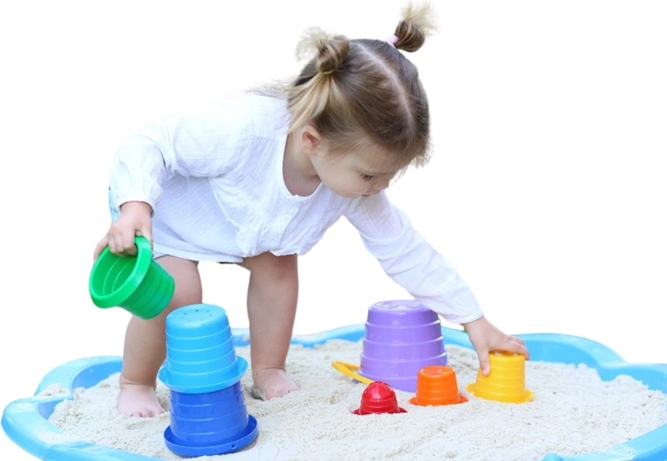 Juego colorido con arena y agua