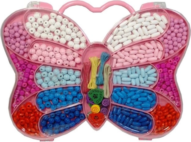 Cuentas de madera de colores en una caja con forma de mariposa