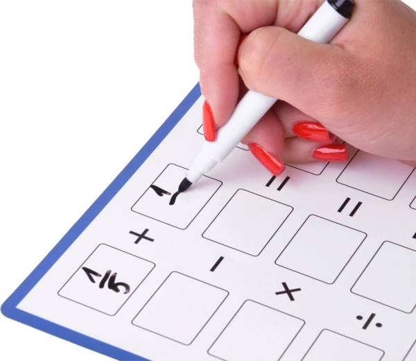 Tabla y rotulador para crear ejemplos propios