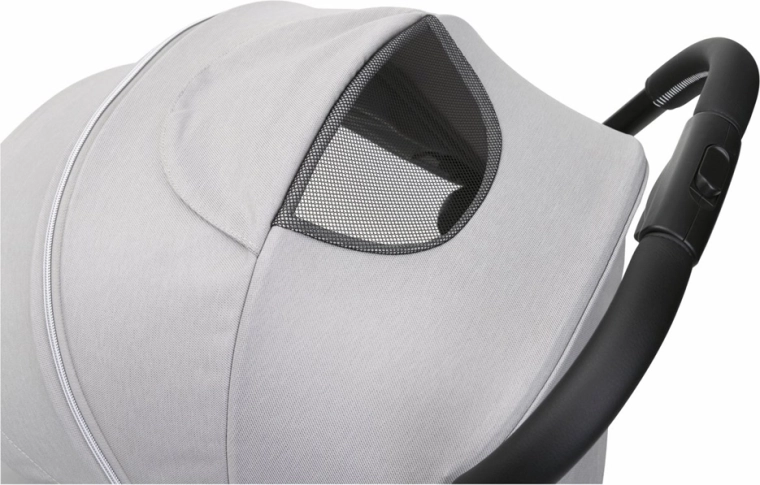 Asiento cómodo y capota ventilada