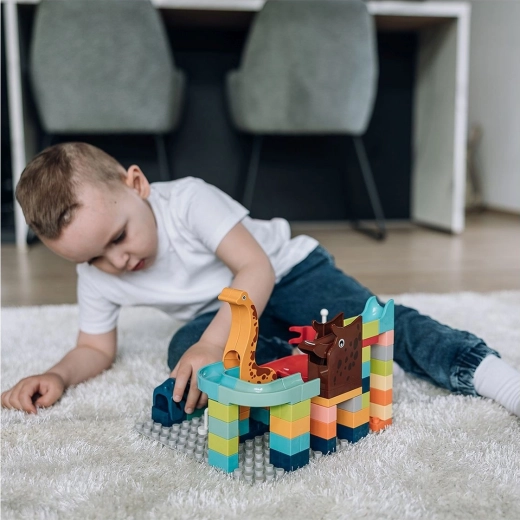 Figuras y construcción creativa sobre base de juego