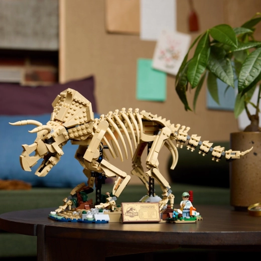 Base, placa informativa y accesorios coleccionables de Jurassic Park