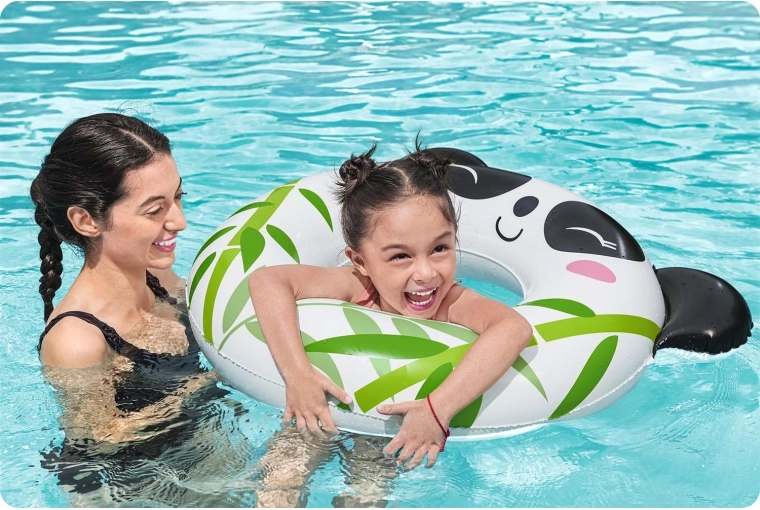 Apoyo cómodo en el agua para pequeños nadadores
