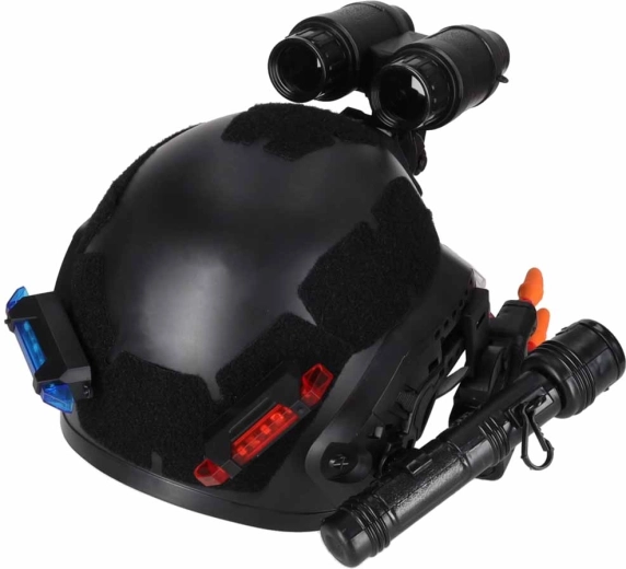 Casco con complementos tácticos