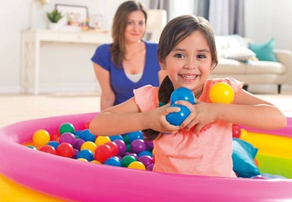 Diversión en la piscina de bolas y en casa