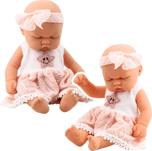 Muñeca bebé dormida con vestido rosa con encaje y gorrito con estrellita