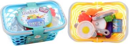 Cesta con vajilla y alimentos para niños