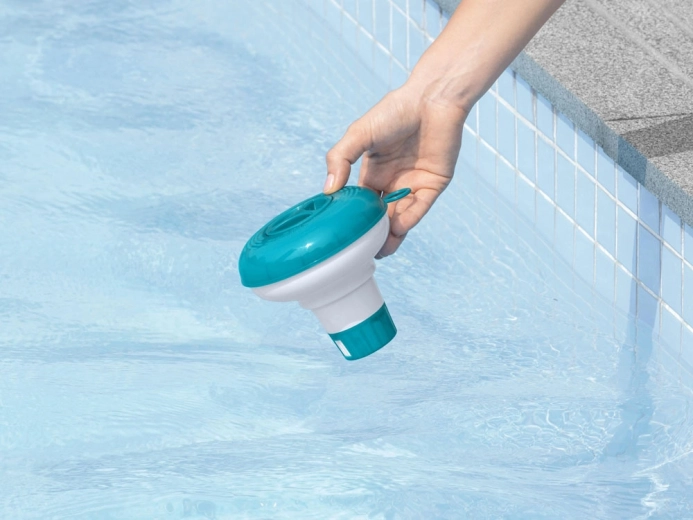 Flota en la superficie de la piscina