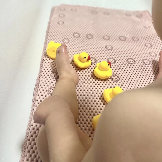 Comodidad y seguridad al bañar a los niños