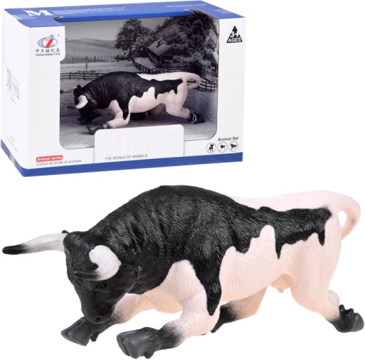 Figura de animal de un toro blanco y negro listo para atacar