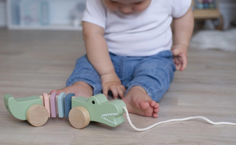 Adorable cocodrilo de madera para paseos y para casa