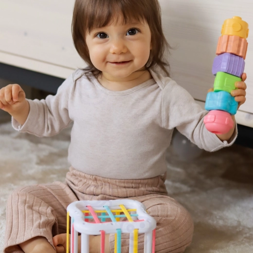 Cubo sensorial y bloques multicolores