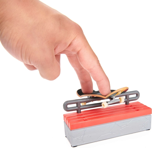 Banco con grind rail para trucos y combinaciones