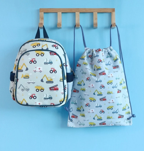 Saco deportivo infantil con motivo de vehículos – A Little Lovely Company
