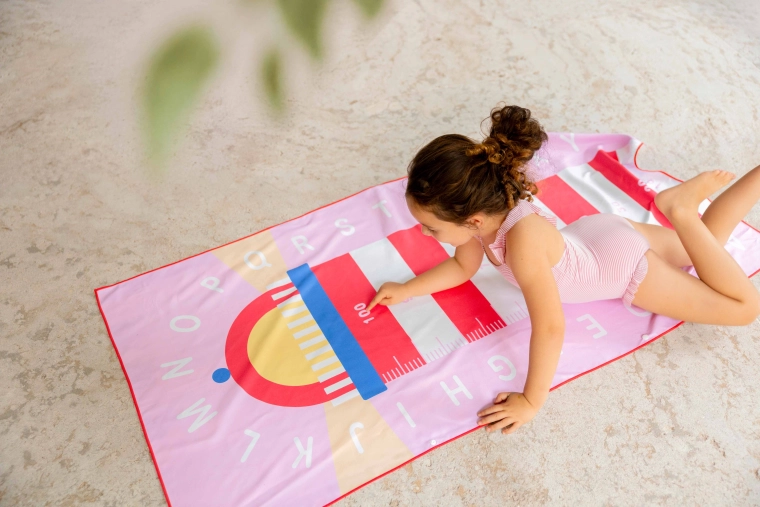 Quut toalla infantil y alfombrilla de juego faro rojo 140 × 70 cm