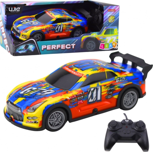 Coche RC de carreras con carrocería luminosa azul-amarilla
