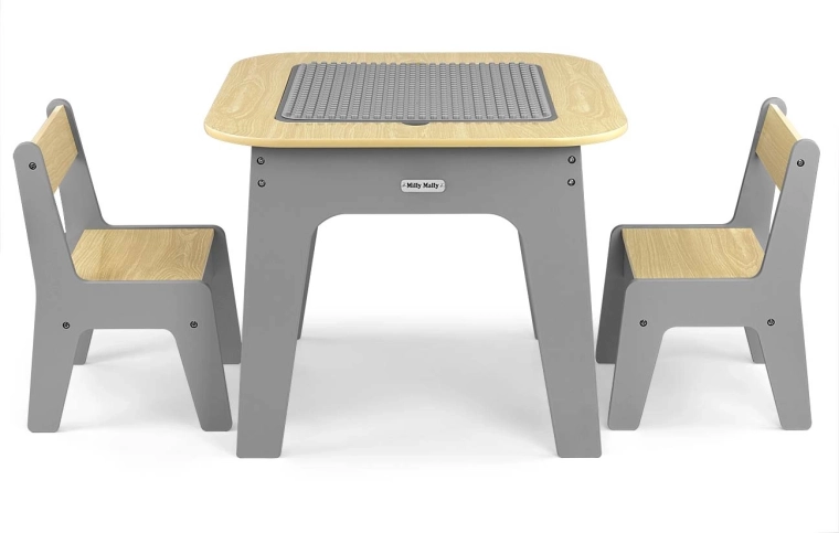Mesa y dos sillas extraíbles