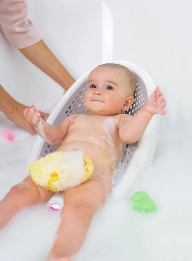 Apoyo cómodo para el bebé durante el baño
