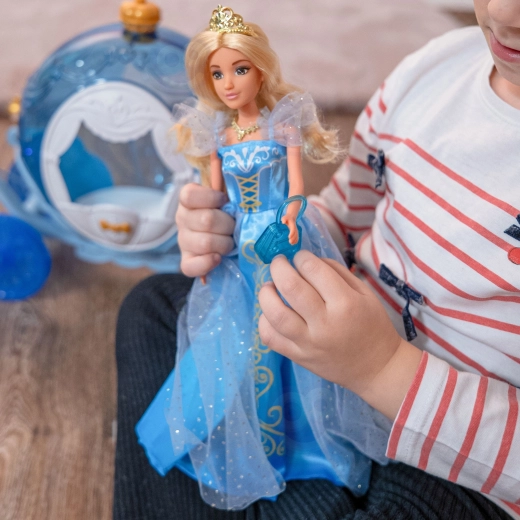 Princesa Lily con vestido azul hielo
