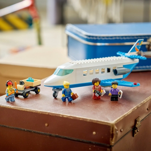 Escenario de aeropuerto con equipaje y carrito