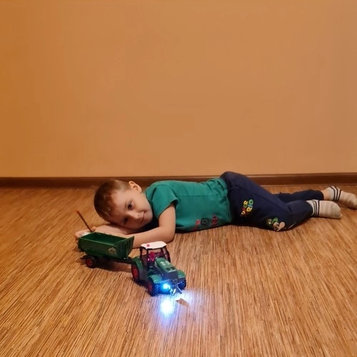 Efectos de luz y ruedas de goma cuidadosas con el suelo
