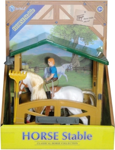 Muñeca con caballo en corral