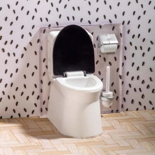 Inodoro y accesorios como en un baño real