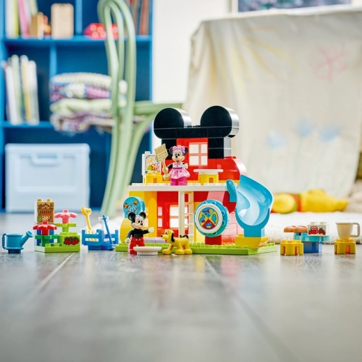 Casita con tobogán y muchos rincones de juego