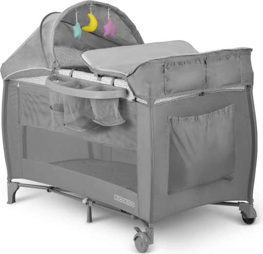 Equipamiento completo: cambiador, capota con juguetes y mosquitera