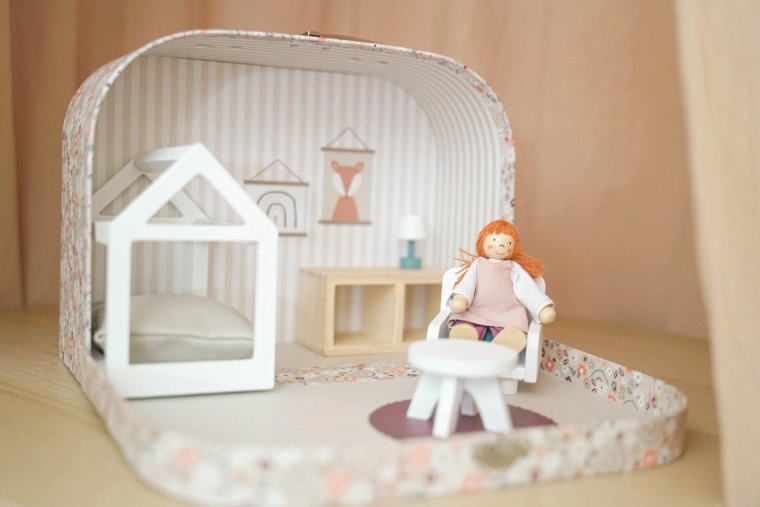 Muebles y muñeca flexible para el juego creativo
