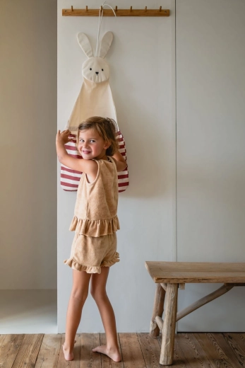 Un organizador de pared que entretiene a los niños