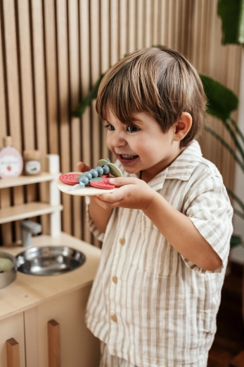 Bonito acabado de madera para la cocinita infantil