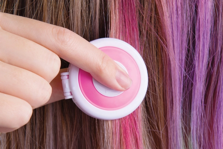 Mechones de color en el pelo en un momento