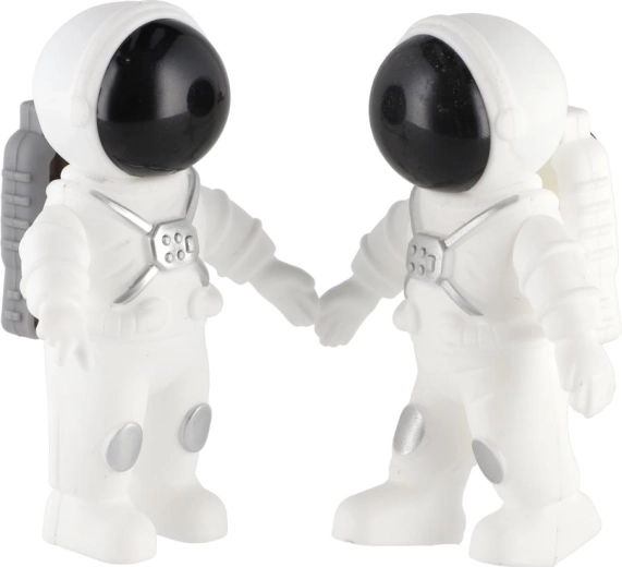 Dos figuras de astronautas para una misión en equipo