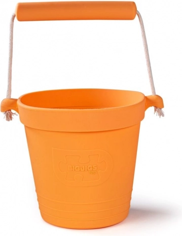 Cubo de playa de silicona naranja BIGJIGS TOYS
