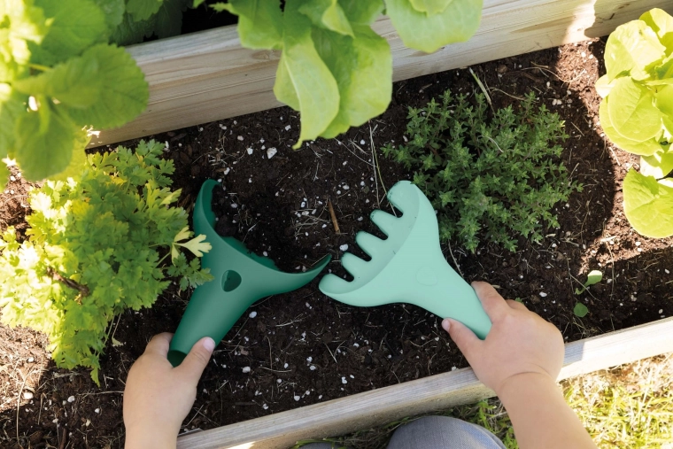 Quut set de jardín para pequeños jardineros con regadera, pala, rastrillo y pelota verde
