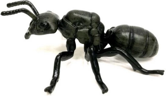 Figura de hormiga negra brillante