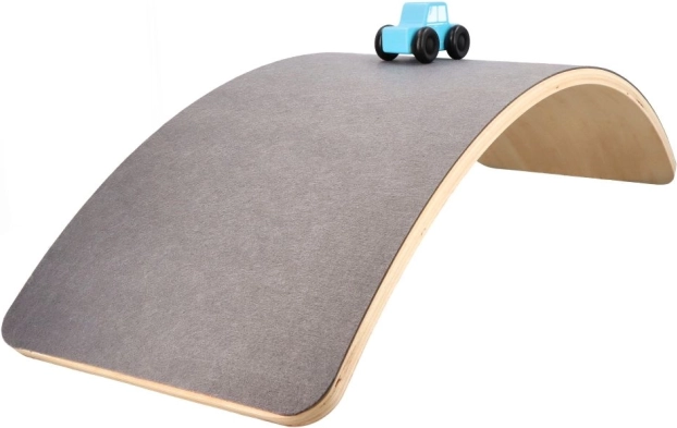 Tabla de equilibrio con fieltro, cochecito y carretera