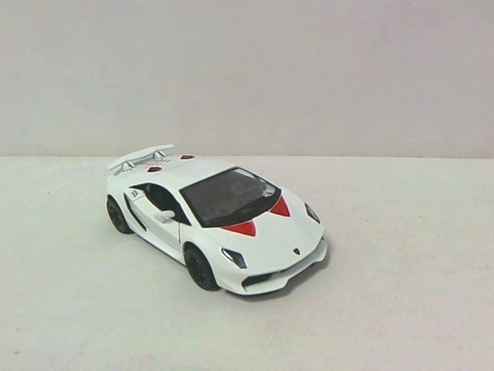 Modelo de coche Lamborghini Sesto – modelo metálico 1:38 con puertas abatibles y mecanismo de retroceso (pull-back)