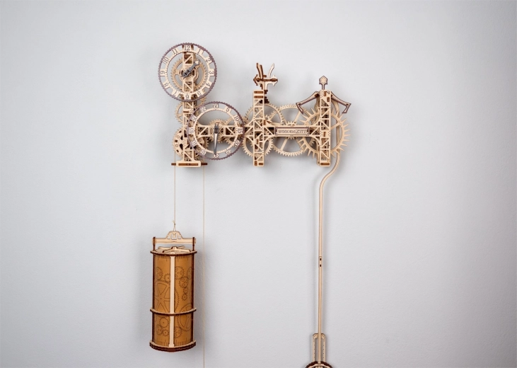 Reloj mecánico funcional con péndulo