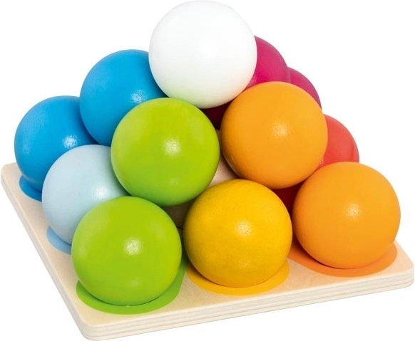 Pirámide de construcción de madera con bolitas de colores