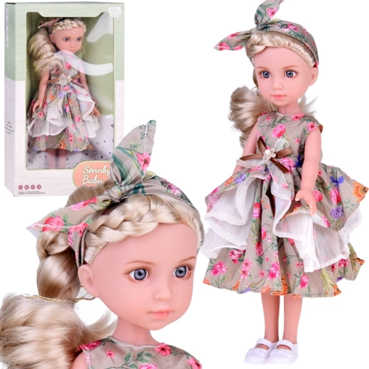 Muñeca elegante con vestido floral