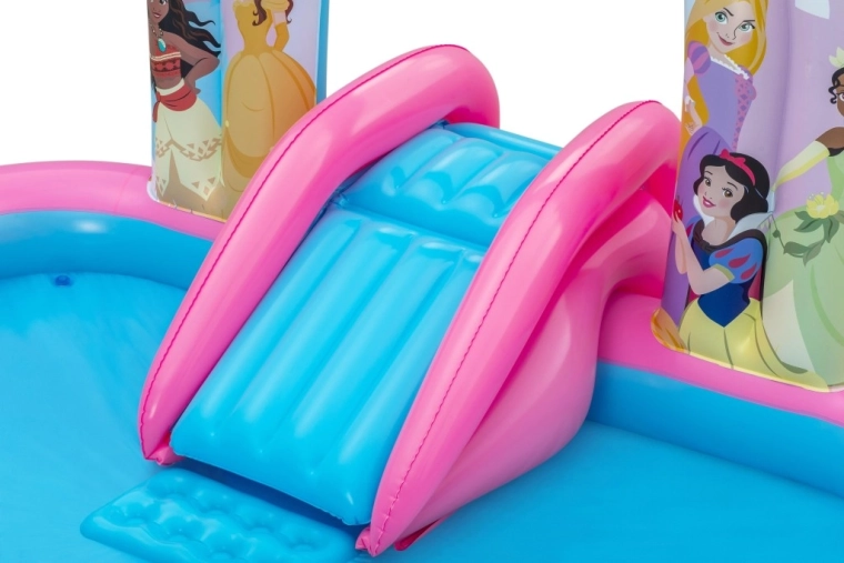 Tobogán hacia una piscina poco profunda para un juego acuático seguro