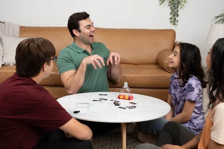 Juego de fiesta por equipos para familia y amigos