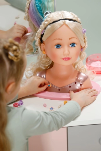 Muchos accesorios para la pequeña estilista